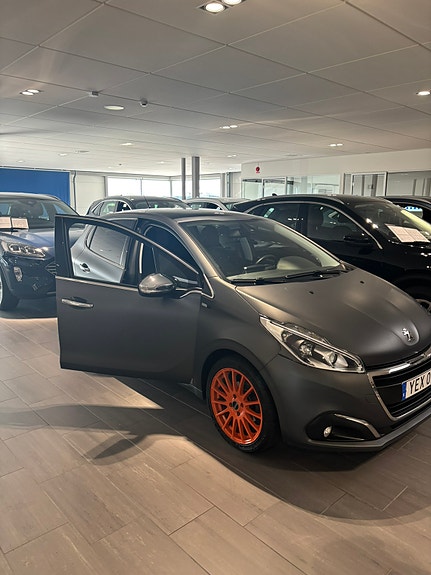 Peugeot 208 3 of 10