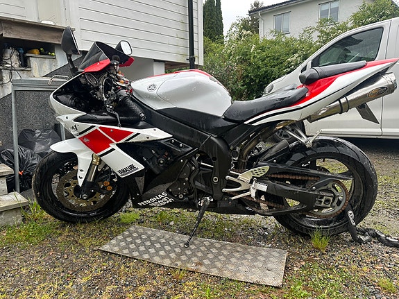 Yamaha YZF-R1 2 of 4