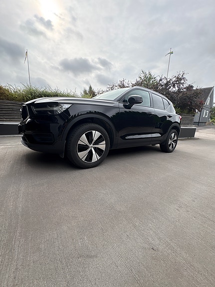 Volvo XC40 2 of 8
