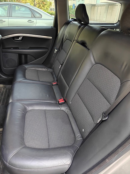 Volvo V70 3 of 4
