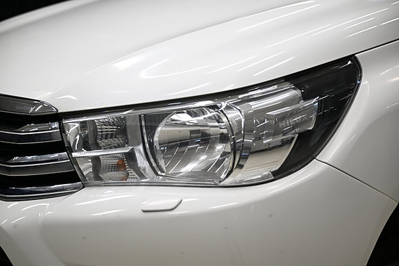 Toyota HiLux 3 of 30