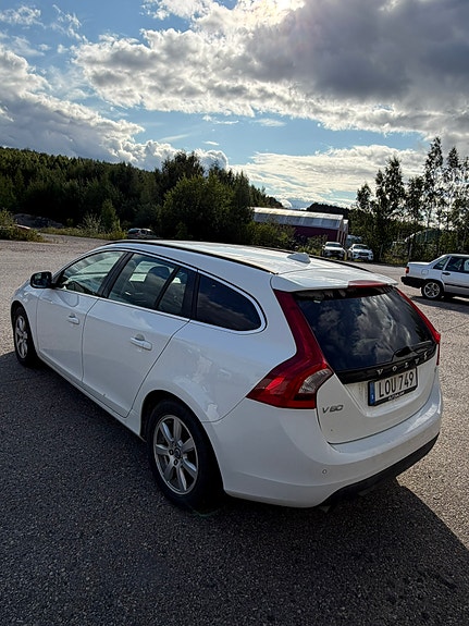 Volvo V60 3 of 5