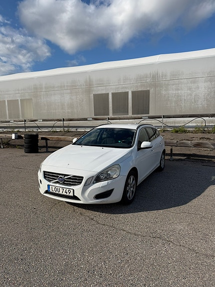 Volvo V60 2 of 5