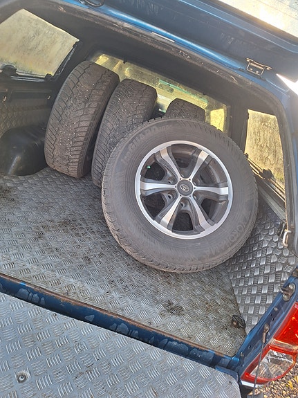 Toyota HiLux 6 of 6