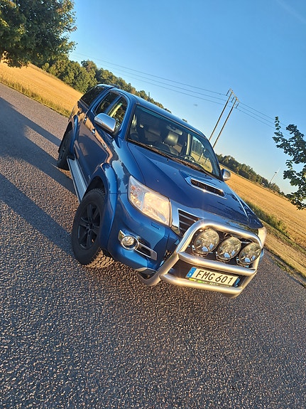 Toyota HiLux 2 of 6