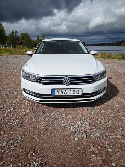 Volkswagen Passat 2 of 12