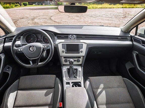 Volkswagen Passat 5 of 12