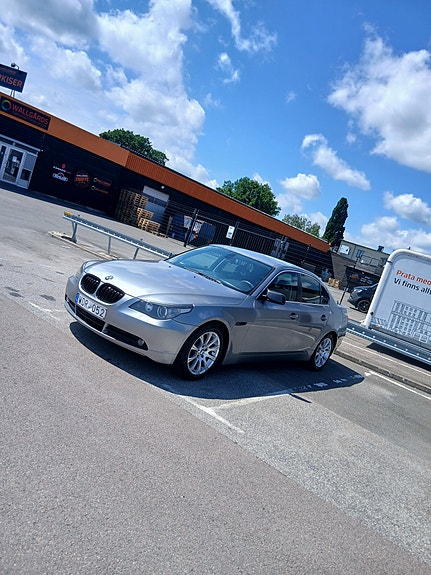 BMW 520i 2 of 5