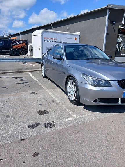 BMW 520i 3 of 5