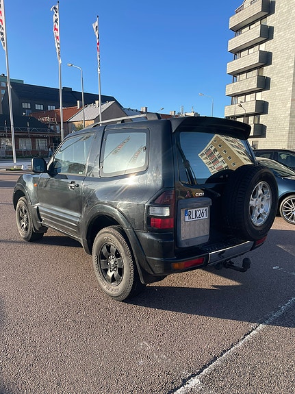 Mitsubishi Pajero 2 of 12