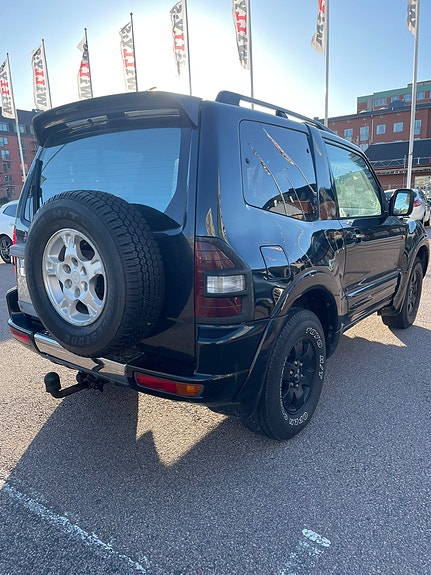 Mitsubishi Pajero 4 of 12