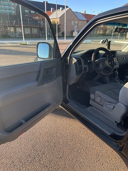 Mitsubishi Pajero 6 of 12