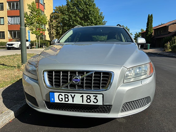 Volvo V70 2 of 8