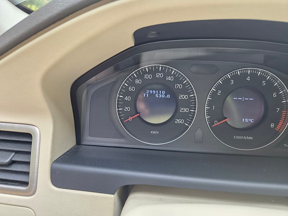 Volvo V70 2 of 5