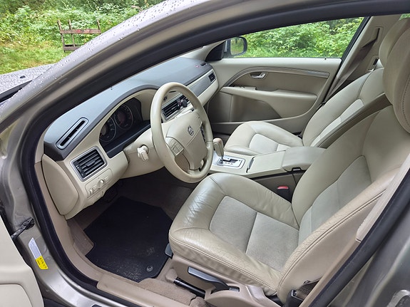 Volvo V70 3 of 5