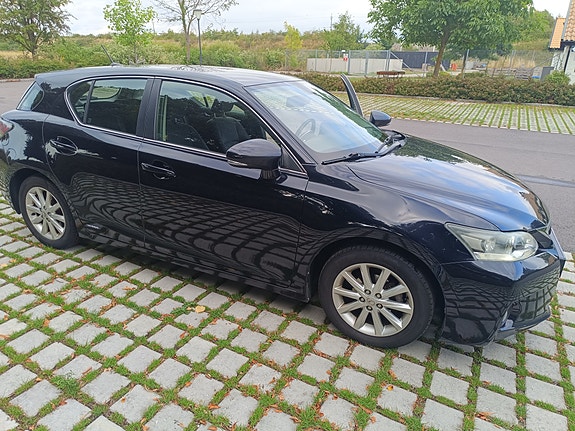 Lexus CT200h 2 of 8
