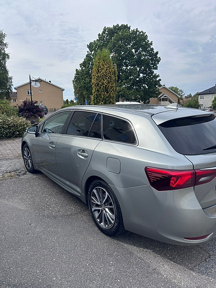 Toyota Avensis 4 of 7