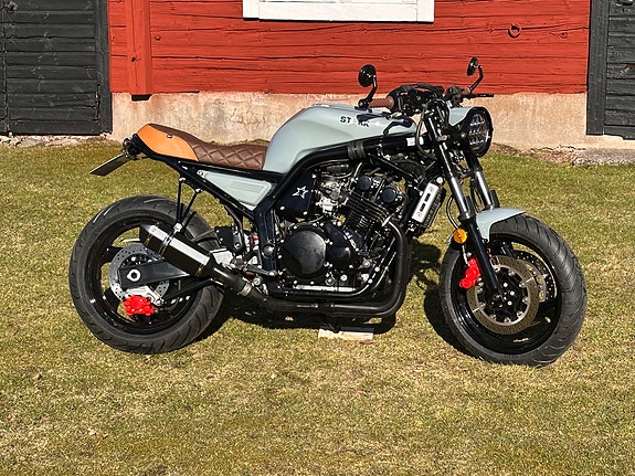 Yamaha FZS600 Fazer 2 of 6