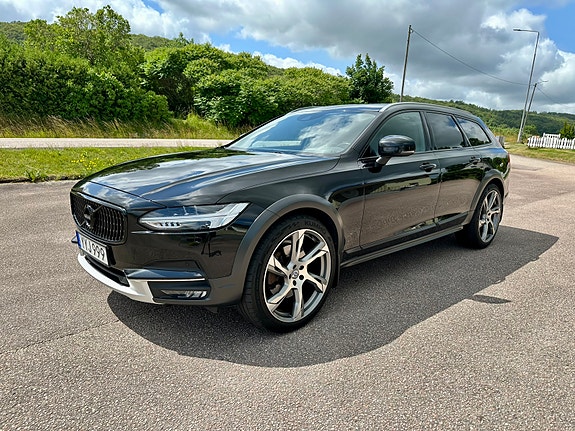 Volvo V90 Cross Country 2 of 9