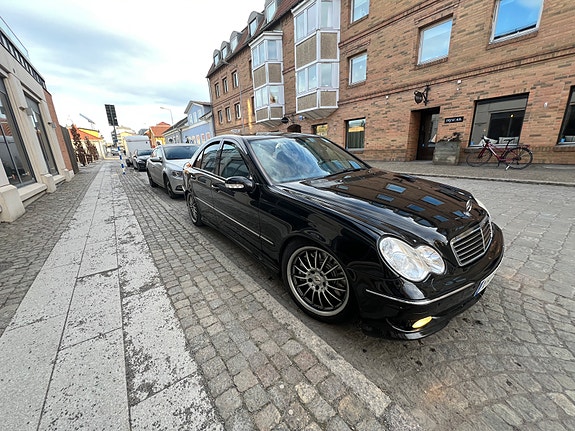 Mercedes-Benz C32 4 of 14