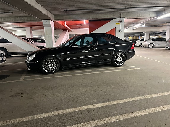 Mercedes-Benz C32 3 of 14