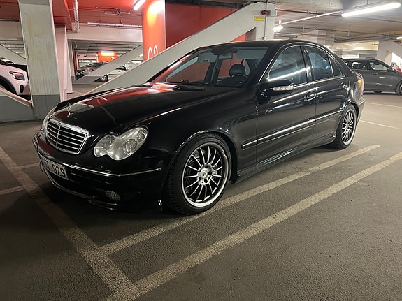 Mercedes-Benz C32 2 of 14