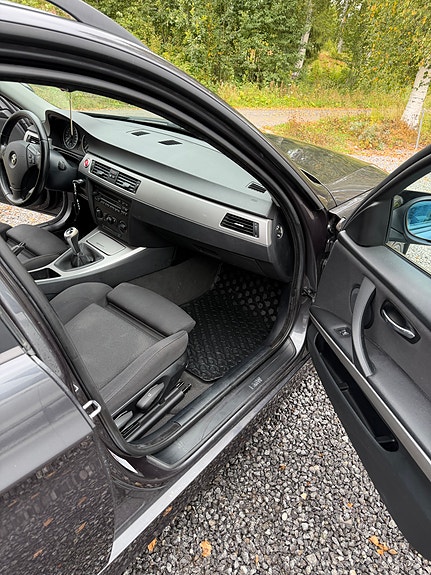 BMW 320i 7 of 7