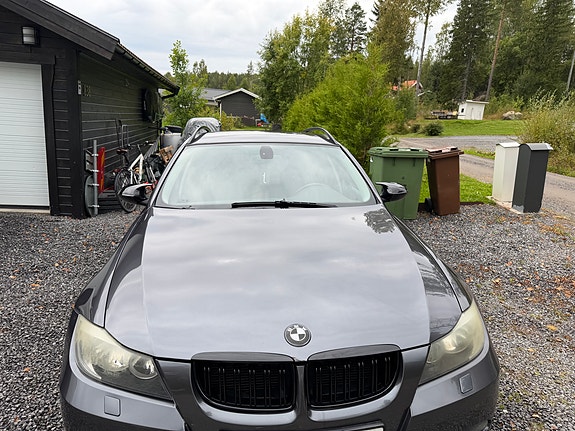 BMW 320i 4 of 7