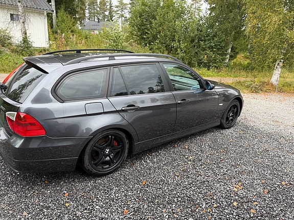 BMW 320i 2 of 7