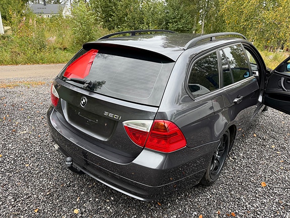 BMW 320i 3 of 7