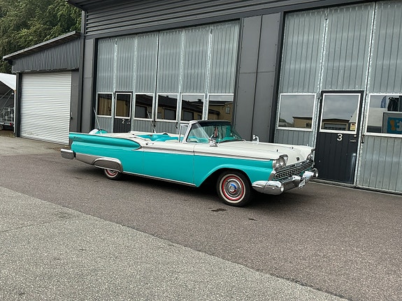 Ford Galaxie 4 of 11