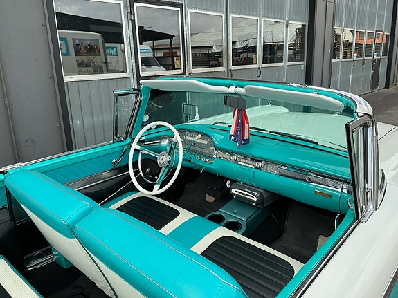Ford Galaxie 8 of 11