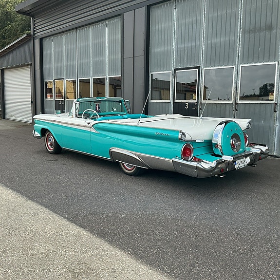Ford Galaxie 10 of 11
