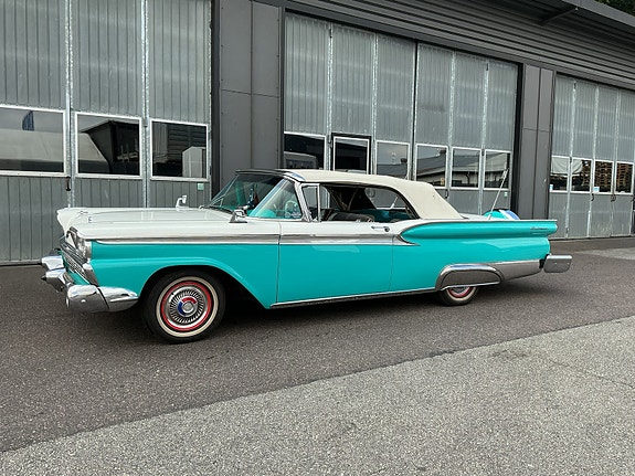 Ford Galaxie 2 of 11