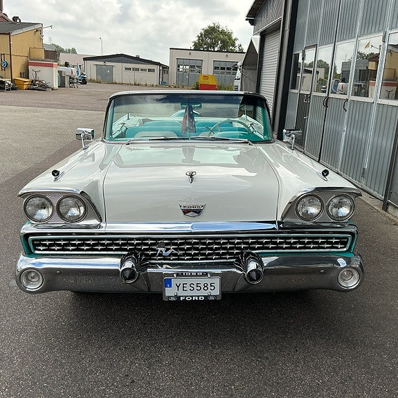 Ford Galaxie 9 of 11