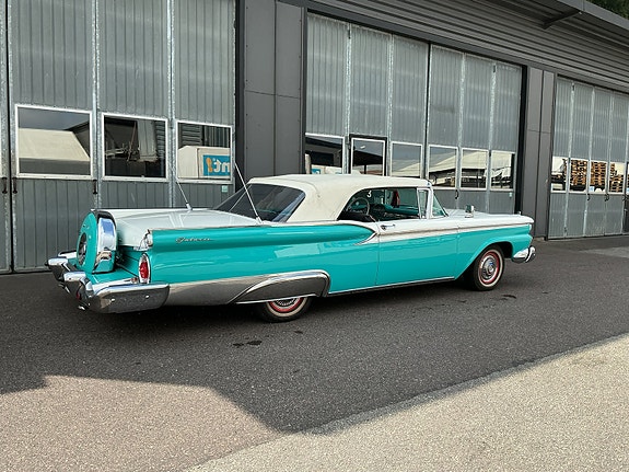 Ford Galaxie 3 of 11