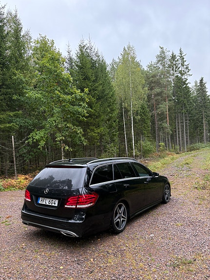 Mercedes-Benz E220 3 of 6