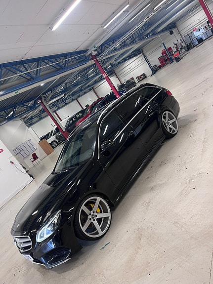 Mercedes-Benz E220 2 of 8