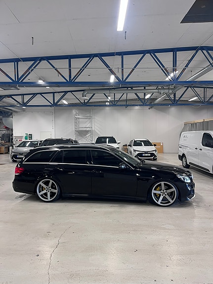 Mercedes-Benz E220 3 of 8