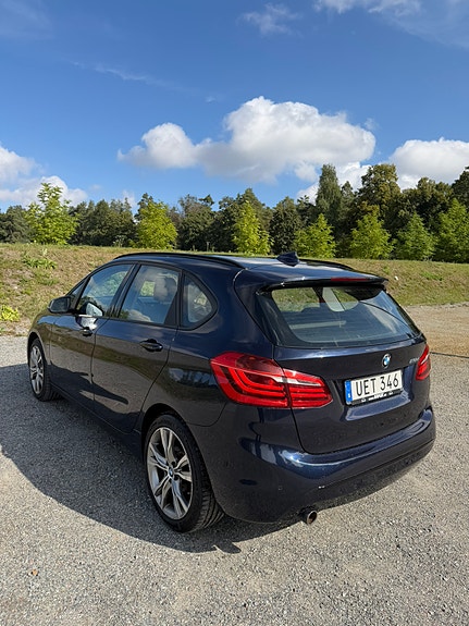 BMW 218d 4 of 5