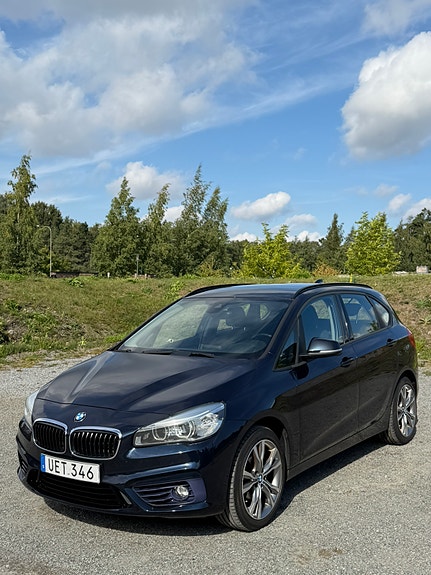 BMW 218d 2 of 5