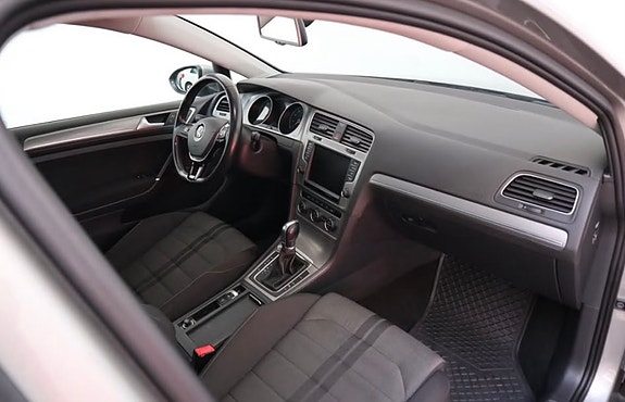 Volkswagen Golf VII 10 of 11