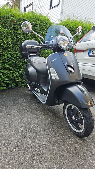 Piaggio Vespa GTS 300 2 of 6