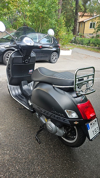 Piaggio Vespa GTS 300 6 of 6