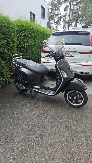 Piaggio Vespa GTS 300 3 of 6