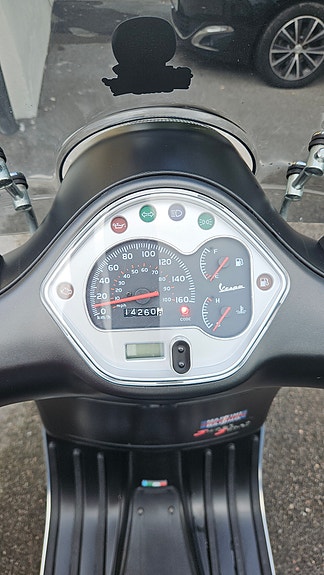 Piaggio Vespa GTS 300 5 of 6