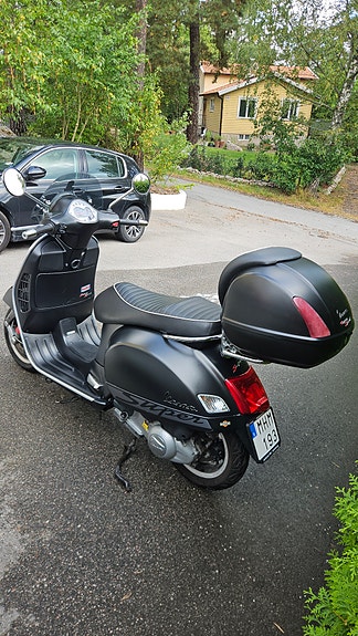 Piaggio Vespa GTS 300 4 of 6