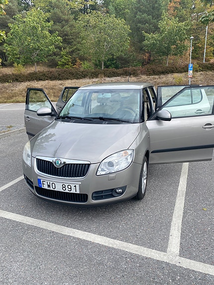 Skoda Fabia 2 of 8