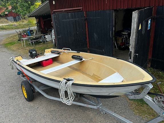 Plastbåt med aktersnurra på 9.9 1995 2 of 6