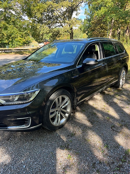 Volkswagen Passat 2 of 19